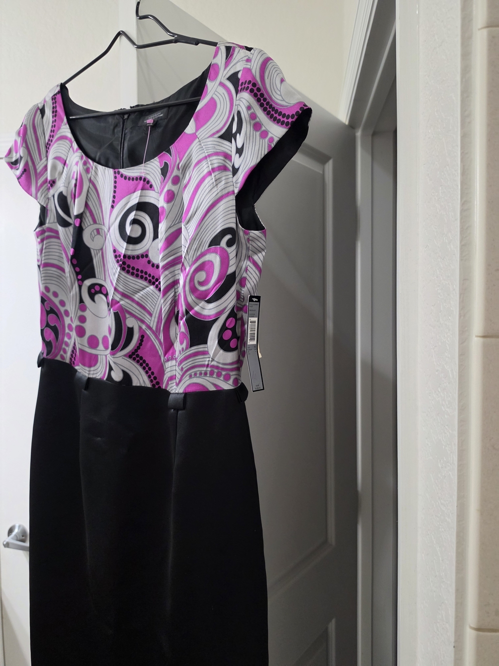 Tahari Black and Fuchsia Swirl Cap-Sleeve Sheath Dress